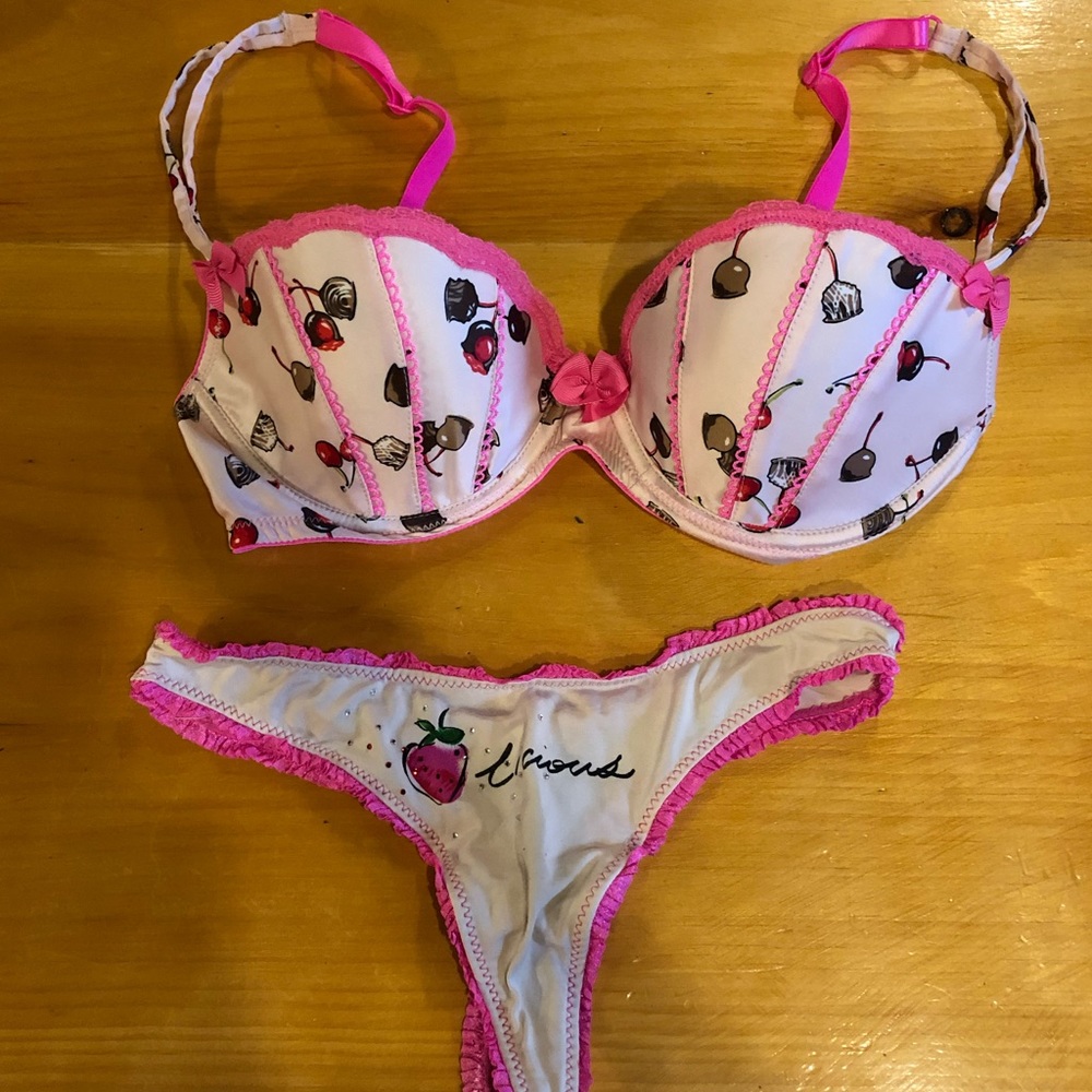 Victoria’s Secret Bra 32D